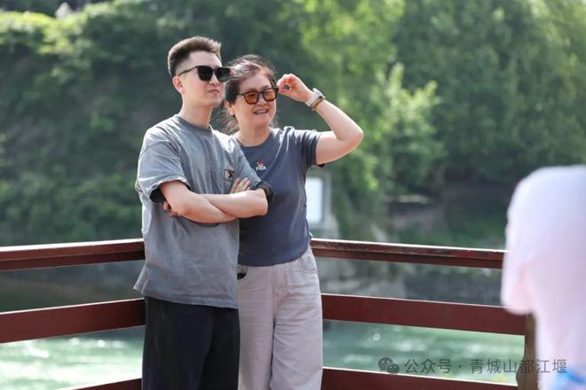 都江堰太火爆NPC白娘子被求合影到宕机j9九游会入口顶流实锤！这个五一青城山(图21)