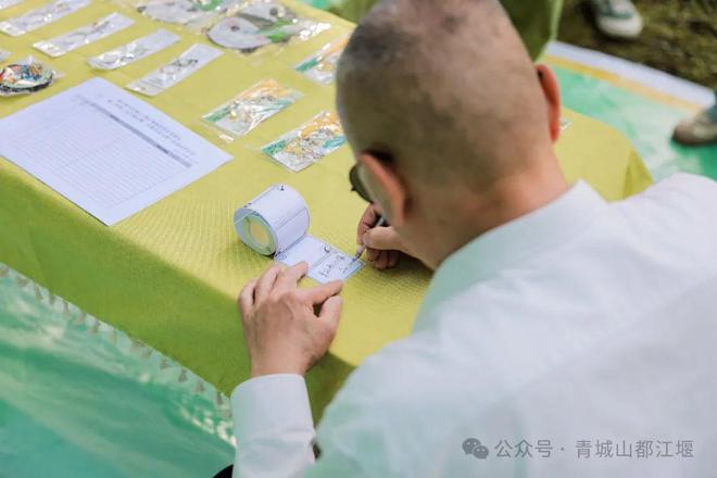 都江堰太火爆NPC白娘子被求合影到宕机j9九游会入口顶流实锤！这个五一青城山(图23)
