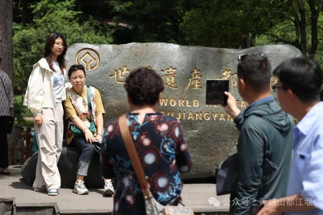 都江堰太火爆NPC白娘子被求合影到宕机j9九游会入口顶流实锤！这个五一青城山(图27)
