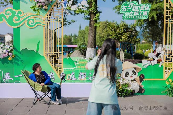 都江堰太火爆NPC白娘子被求合影到宕机j9九游会入口顶流实锤！这个五一青城山(图11)