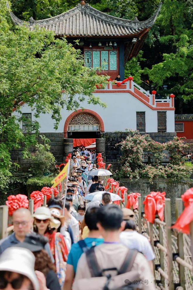都江堰太火爆NPC白娘子被求合影到宕机j9九游会入口顶流实锤！这个五一青城山(图2)