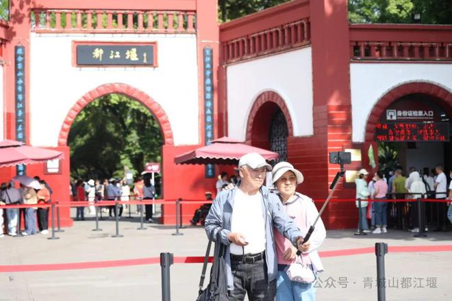 都江堰太火爆NPC白娘子被求合影到宕机j9九游会入口顶流实锤！这个五一青城山(图15)