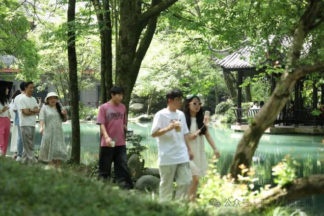 都江堰太火爆NPC白娘子被求合影到宕机j9九游会入口顶流实锤！这个五一青城山(图5)
