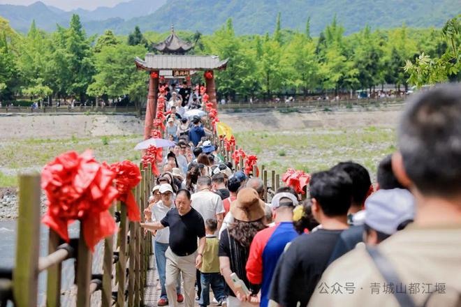 都江堰太火爆NPC白娘子被求合影到宕机j9九游会入口顶流实锤！这个五一青城山(图10)