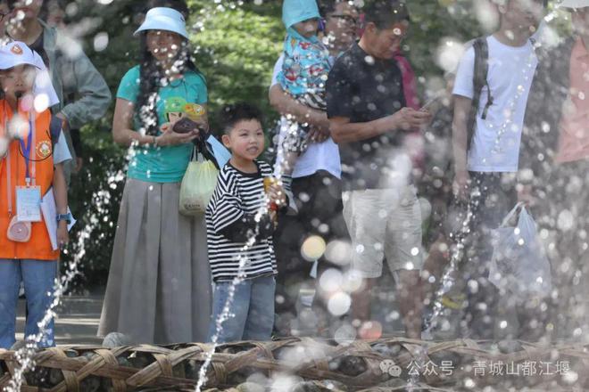 都江堰太火爆NPC白娘子被求合影到宕机j9九游会入口顶流实锤！这个五一青城山(图13)