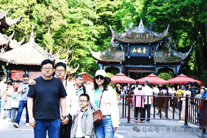 都江堰太火爆NPC白娘子被求合影到宕机j9九游会入口顶流实锤！这个五一青城山(图14)