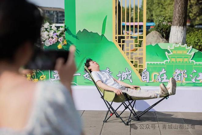 都江堰太火爆NPC白娘子被求合影到宕机j9九游会入口顶流实锤！这个五一青城山(图4)