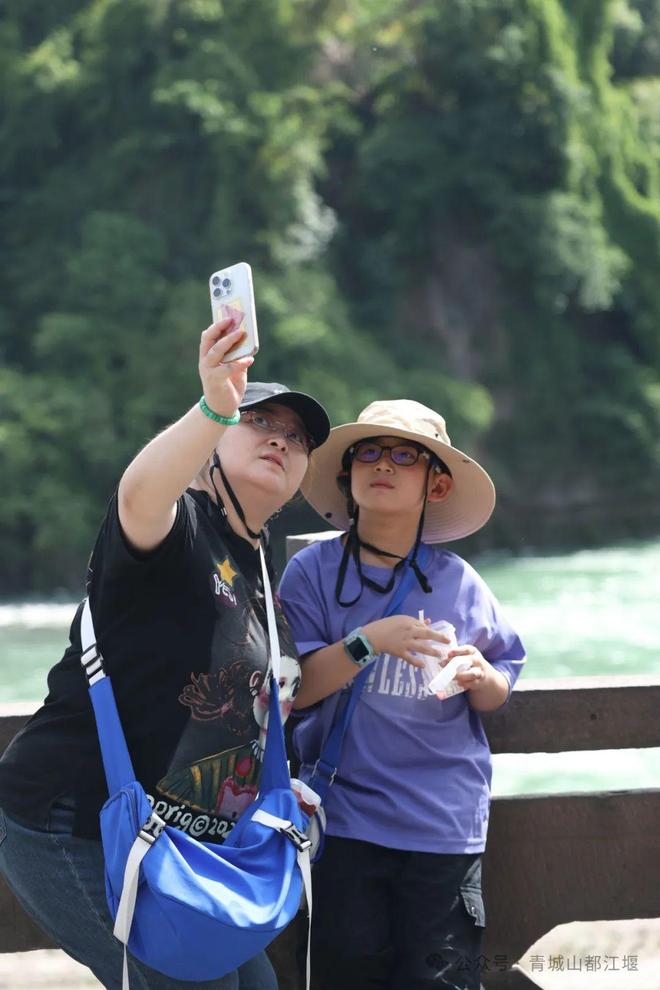 都江堰太火爆NPC白娘子被求合影到宕机j9九游会入口顶流实锤！这个五一青城山(图17)