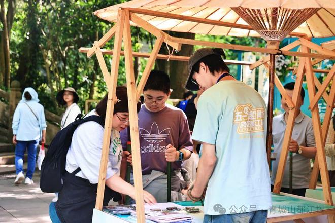 都江堰太火爆NPC白娘子被求合影到宕机j9九游会入口顶流实锤！这个五一青城山(图20)