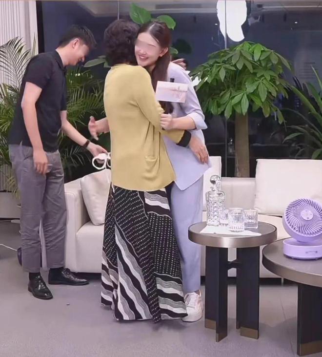 空调”曝光网友：比玫瑰款更让人绷不住！九游会真人游戏第一品牌董明珠“老人味(图4)